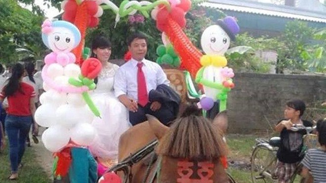 Hình ảnh chú rễ rước dâu bằng xe ngựa đang thu hút sự chú ý của cộng đồng mạng. 