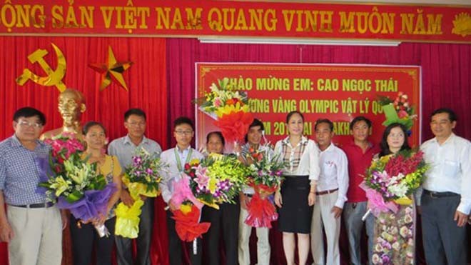 Lãnh đạo UBND tỉnh Nghệ An chào đón học sinh tỉnh nhà trở về sau khi giành được HCV Vật lý quốc tế.