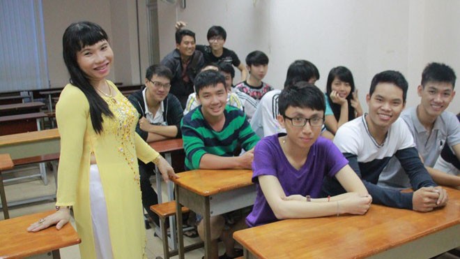 Cô giáo chuyển giới Quỳnh Trâm bên lớp học của mình trên đường Nguyễn Văn Thủ (Q.1). Nhiều thành viên lớp liên thông do mặc cảm nên đã xin phép không chụp hình. 