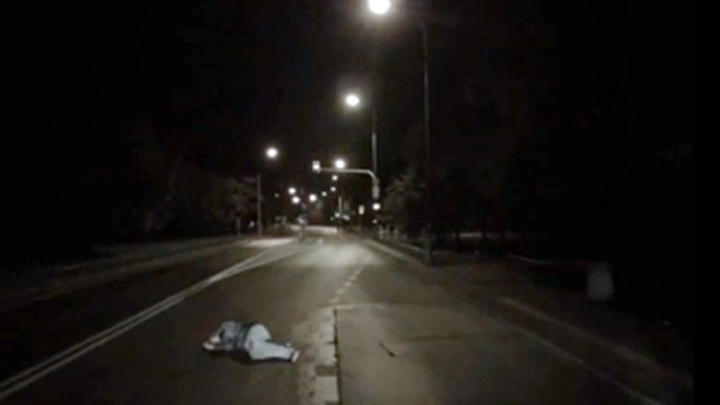 Người đàn ông nằm ngủ giữa đường