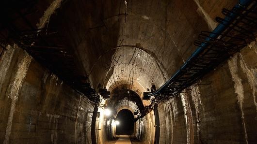 Một tuyến đường hầm cũ do phát xít Đức xây dựng bên dưới lâu đài Ksiaz, gần nơi được cho là có đoàn tàu chở vàng (Ảnh: AFP)