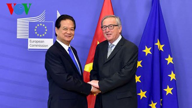 Đêm 2/12/2015 theo giờ Việt Nam, tại trụ sở Liên minh Châu Âu ở Thủ đô Brussels, Vương quốc Bỉ, Thủ tướng Nguyễn Tấn Dũng cùng Chủ tịch Ủy ban Châu Âu Jean-Claude Juncker đã chứng kiến Lễ ký Thỏa thuận chính thức kết thúc đàm phán EVFTA.