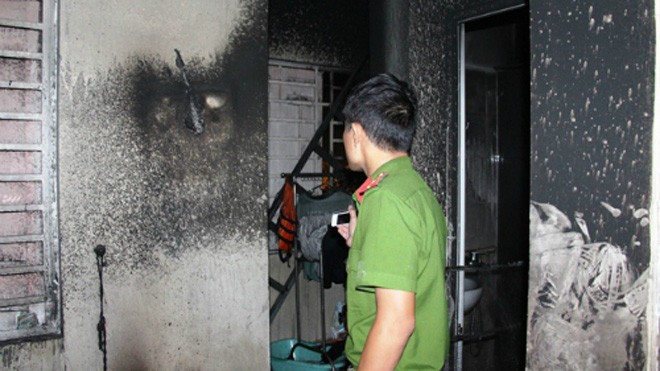 Cảnh sát khám nghiệm hiện trường ngồi nhà bị cháy. Ảnh: Cảnh sát PCCC Đà Nẵng.