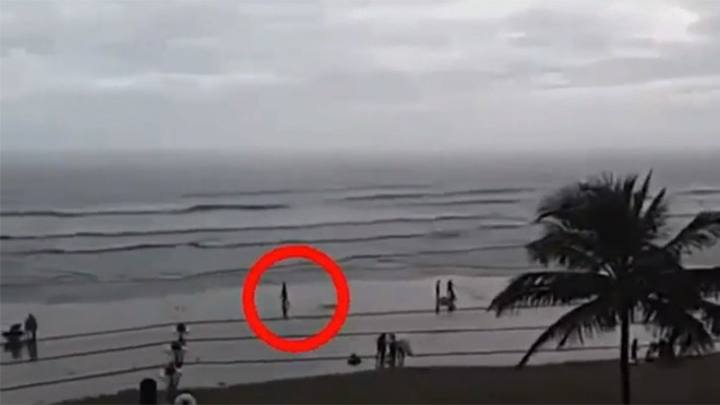 Người phụ nữ bị sét đánh trúng đầu trên bãi biển