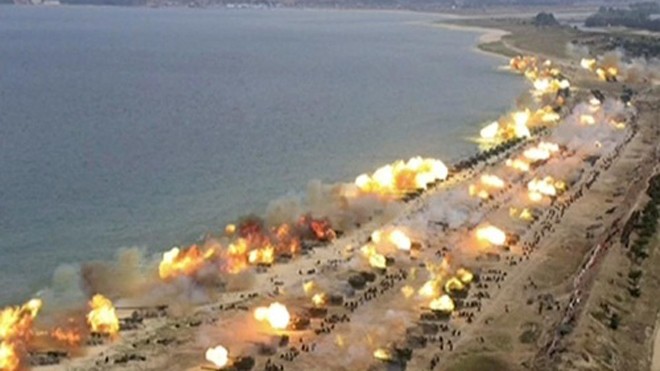Triều Tiên tập trận pháo binh lớn chưa từng có tại thành phố duyên hải Wonsan ngày 26/4. Ảnh: AP