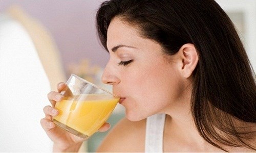 Uốngnước trái cây vào buổi sáng giúp bạn giải độc có thể. 