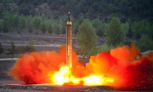 Tên lửa tầm trung Hwasong-12 của Triều Tiên rời bệ phóng. Ảnh: KCNA.