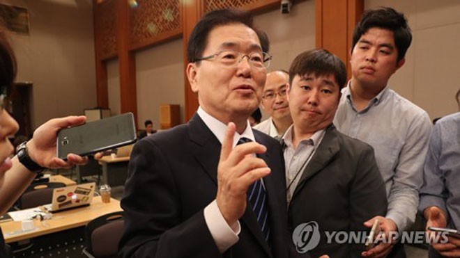 Ông Chung Eui-young, cố vấn an ninh đặc biệt của tổng thống Hàn Quốc trong vòng vây b áo chí. 