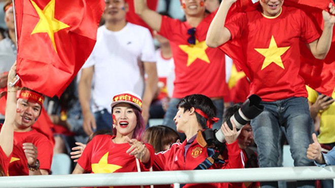 CĐV Việt Nam khiến sân Cheonam trở nên sôi động. Ảnh: Đức Đồng.
