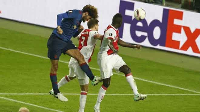 Fellaini bật cao hơn hẳn các hậu vệ của Ajax. Ảnh: Reuters.