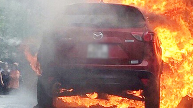 Chiếc xe Mazda CX5 bốc cháy ngùn ngụt, chủ nhân và mọi người đều chỉ biết bất lực đứng nhìn.