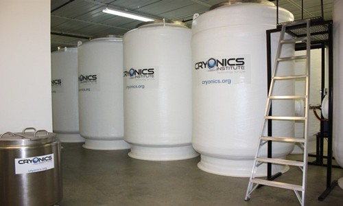 Các bồn chứa nitơ lỏng đựng các thi thể đông lạnh chờ hồi sinh. Ảnh: Viện Cryonics.