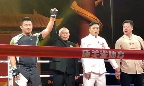 Đinh Hạo (ngoài cùng bên phải) trong trận đấu với Từ Hiểu Đông.