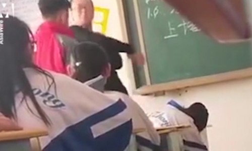 Một thầy giáo ở Trung Quốc đã vung tay tát tổng cộng 8 cái trong 15 giây vào mặt một nam sinh.
