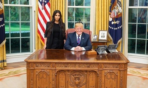 Tổng thống Mỹ cùng ngôi sao truyền hình thực tế Kim Kardashian tại phòng Bầu Dục ngày 30/5. Ảnh: Twitter.
