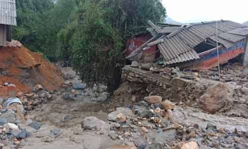 Hàng trăm ngôi nhà bị sập hỏng hoàn toàn vì mưa lũ những ngày qua tại Yên Bái 
