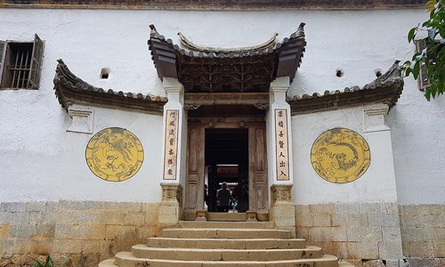 Cổng dinh Vua Mèo tại Sà Phìn. Ảnh: Ngọc Thành.