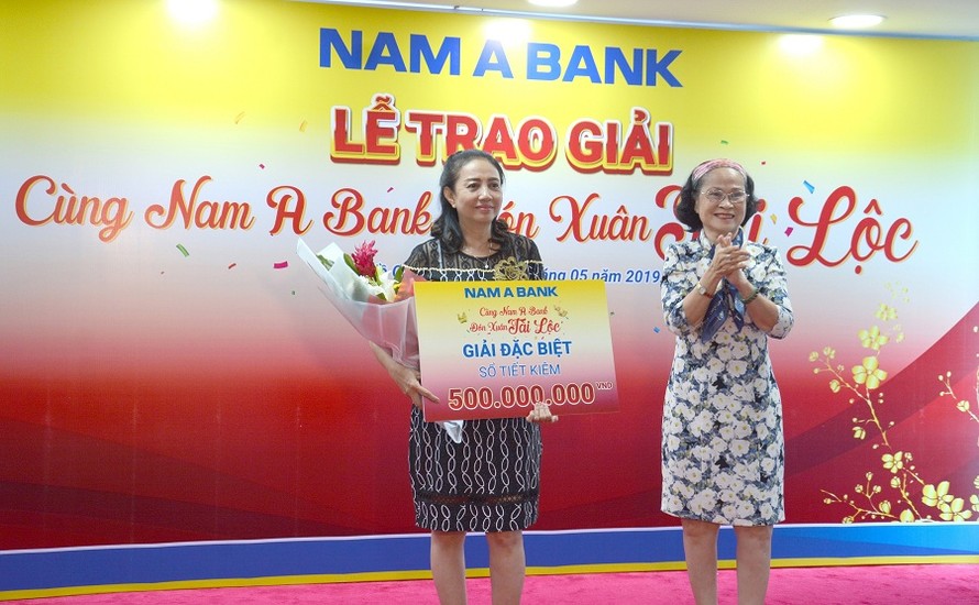 Bà Triệu Kim Cân – Trưởng Ban Kiểm soát Nam A Bank trao Giải đặc biệt cho Chị Phạm Việt Tiên (Khách hàng Trung tâm kinh doanh).