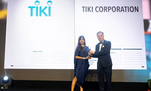 Tổng giám đốc nhân sự Tiki nhận cúp vinh danh trong đêm trao giải.