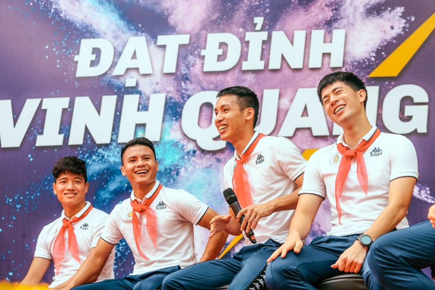 Các cầu thủ CLB bóng đá Hà Nội mang đến nhiều khích lệ tinh thần tới các em học sinh ở Hà Nội qua chương trình "Strong Vietnam"