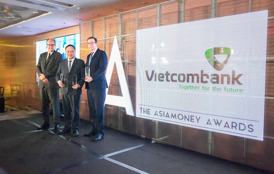 Đại diện Vietcombank, ông Phạm Anh Tuấn – Ủy viên Hội đồng quản trị (đứng giữa) nhận giải thưởng của Tạp chí Asiamoney