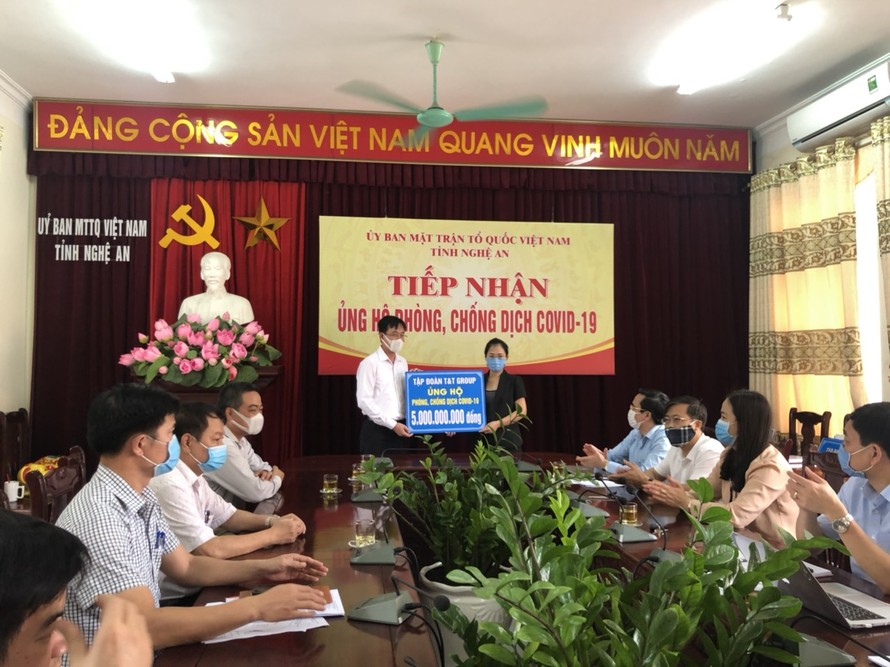Đại diện Tập đoàn T&T Group trao 5 tỷ đồng ủng hộ cuộc chiến chống dịch COVID-19 của tỉnh Nghệ An 