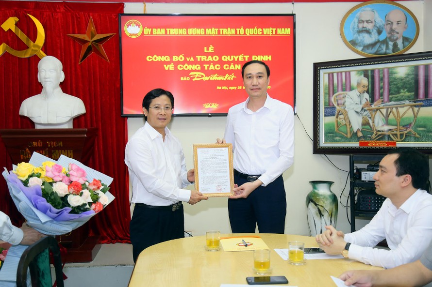 Phó Chủ tịch Phùng Khánh Tài trao quyết định bổ nhiệm cho tân Phó Tổng Biên tập Lê Anh Đạt. Ảnh: Kỳ Anh.