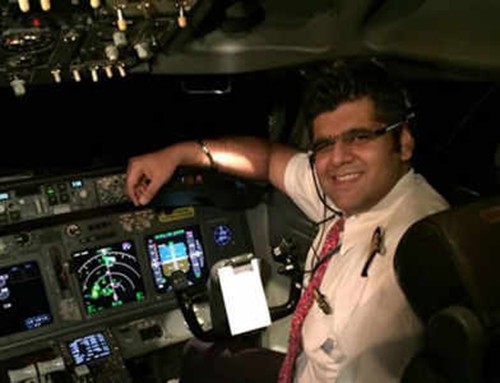 Cơ trưởng Bhavye Suneja trong một chuyến bay. Ảnh: Times of India