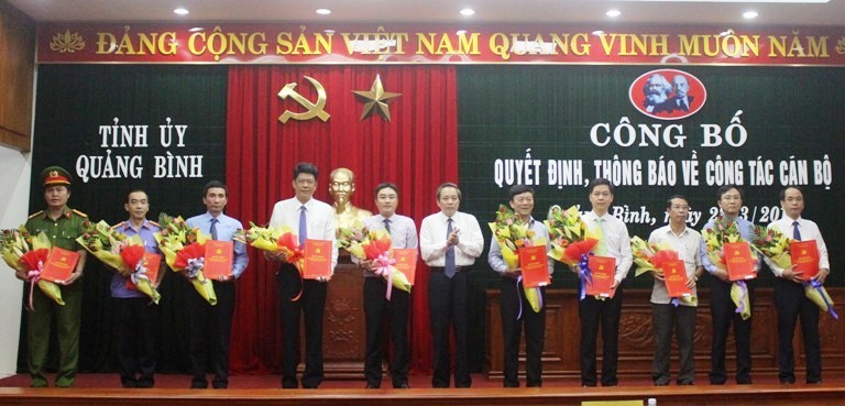 Bí thư Tỉnh ủy Quảng Bình Hoàng Đăng Quang trao quyết định cho 10 cán bộ.