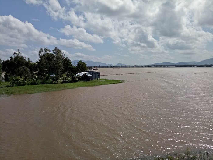 Nước ngập lênh láng ở cánh đồng ngoài đê bao xã Tân Lập, huyện Tịnh Biên, An Giang. ẢNH: HÒA HỘI