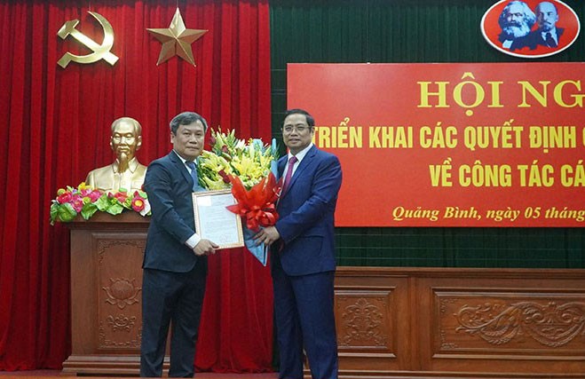 Trưởng Ban Tổ chức TƯ trao quyết định và tặng hoa tân Bí thư Tỉnh ủy Quảng Bình Vũ Đại Thắng