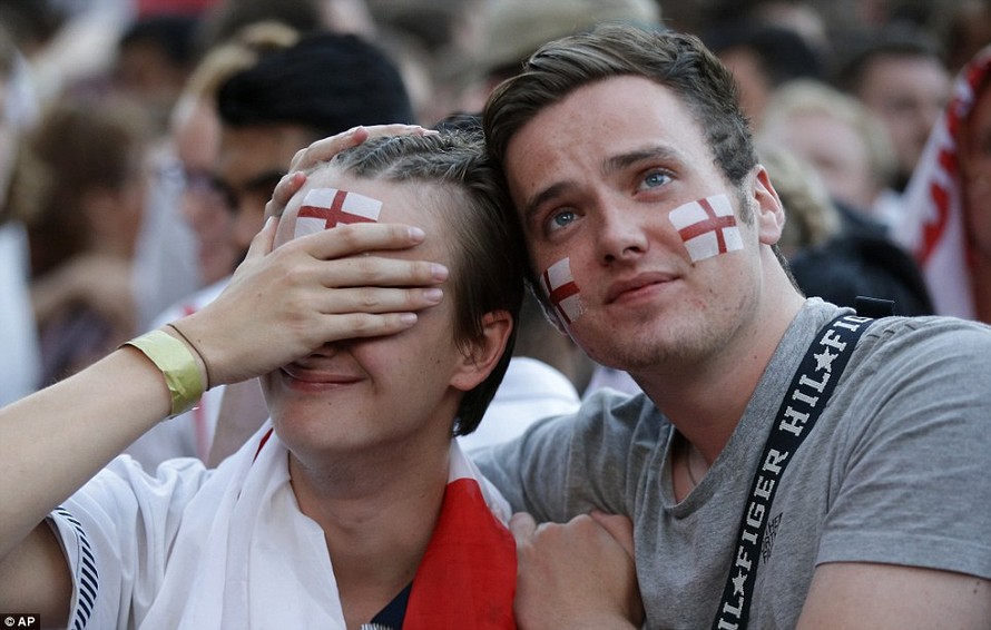 Sự thất vọng của các CĐV Anh khi chứng kiến đội nhà để thua Croatia.