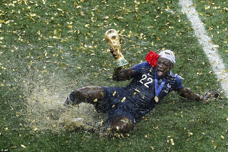 Cầu thủ Pháp ăn mừng cùng Cup vàng.