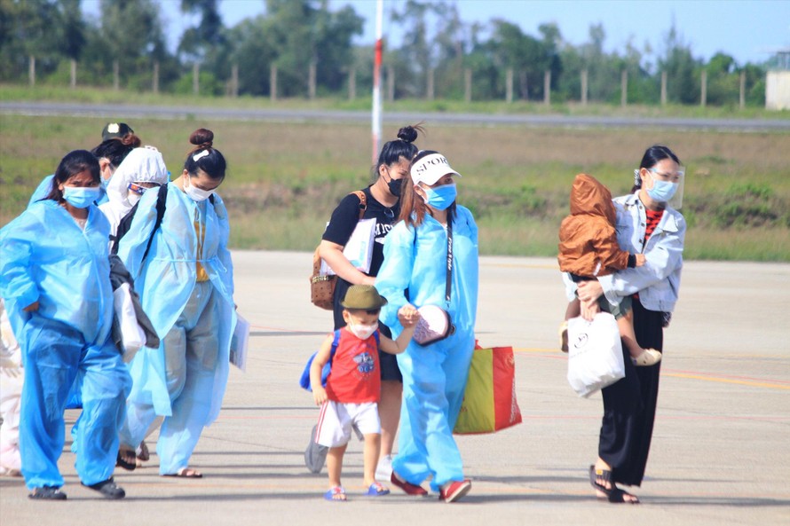 Lần đầu tiên, TT-Huế tổ chức đưa các thai phụ từ TPHCM về quê bằng máy bay 