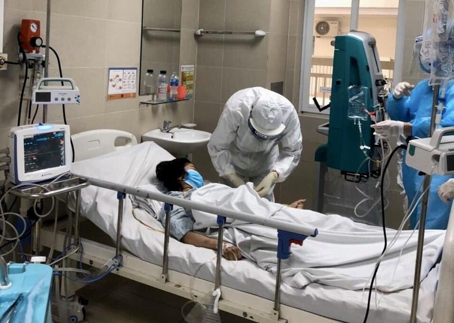 Bác sĩ BV Thanh Nhàn điều trị bệnh nhân COVID-19 nặng.