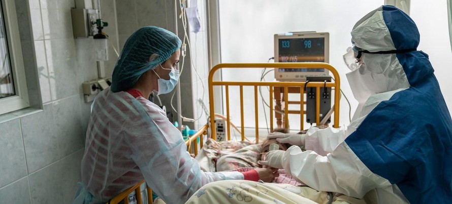 Bác sĩ và người mẹ chăm sóc bé gái mắc COVID-19 ở UkraineẢnh: UNICEF