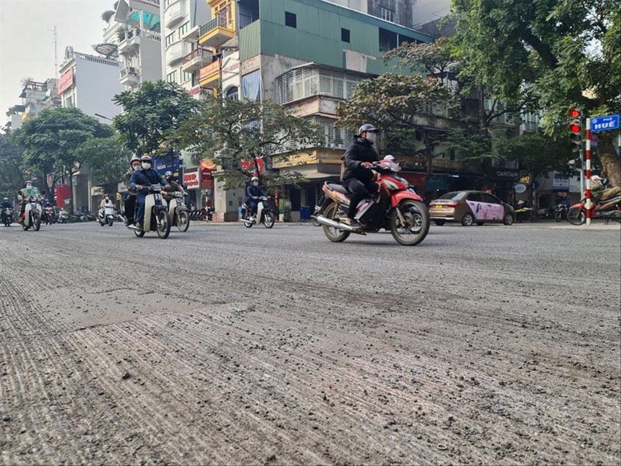 Nhiều tuyến phố Hà Nội bị cày xới để thảm lại dịp cuối năm