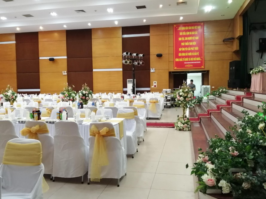 Hội trường lớn của NVH quận Hai Bà Trưng biến thành hội trường cưới