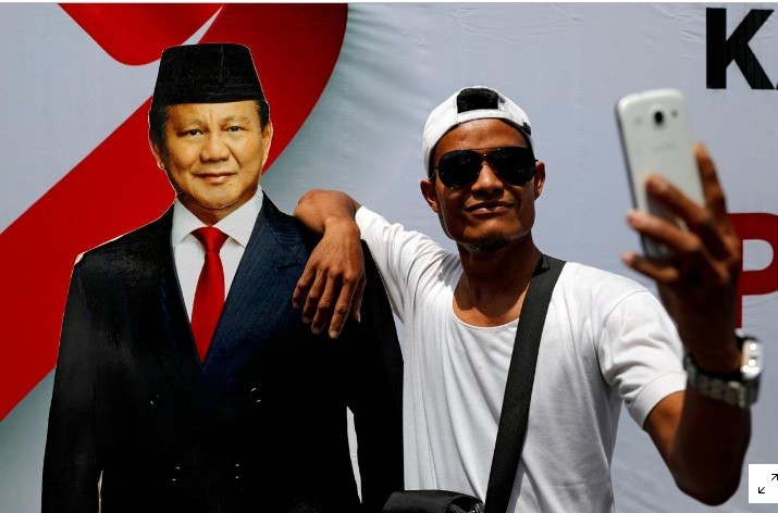 Người dân chụp ảnh tự sướng với hình ảnh của ứng cử viên Prabowa Subainto, đối thủ của đương kim tổng thống Joko Widodo
