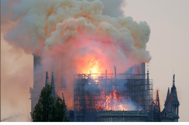Đám cháy dữ dội tại nhà thờ Đức Bà Paris đang thu hút sự chú ý của cả thế giới.