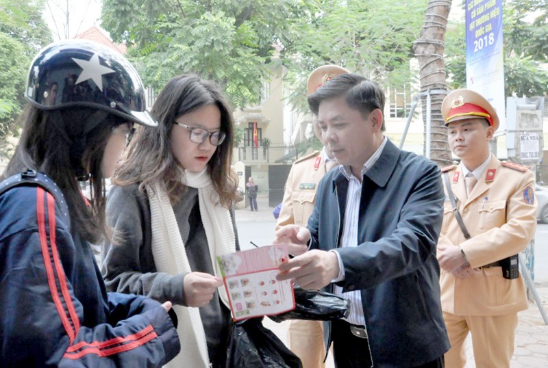 Bộ trưởng GTVT Nguyễn Văn Thể xuống đường tuyên truyền về đội mũ bảo hiểm, và tặng mũ cho học sinh Thủ đô.