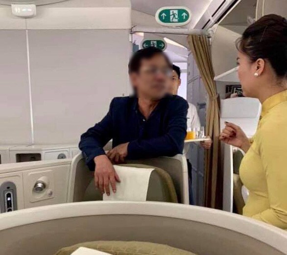 Với hành vi say xỉn, sàm sỡ nữ hành khách khác trên tàu bay, ông Vũ Anh Cường (áo đen) đã bị phạt hành chính 10 triệu đồng.