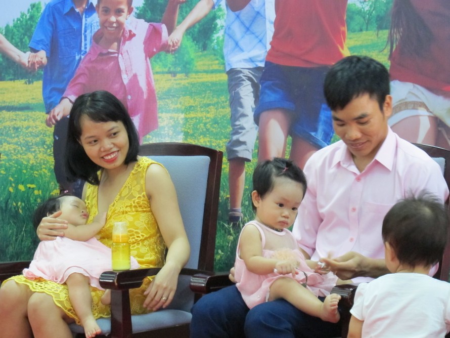 Vợ chồng anh Hảo, chị Nhung với niềm hạnh phúc được làm cha mẹ của cô con gái song sinh Bảo Ngọc- Thảo Chi