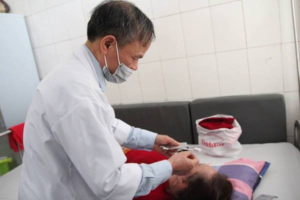 Châm cứu chữa méo miệng, liệt mặt do lạnh cho bệnh nhân tại Bệnh viện Châm cứu Trung ương