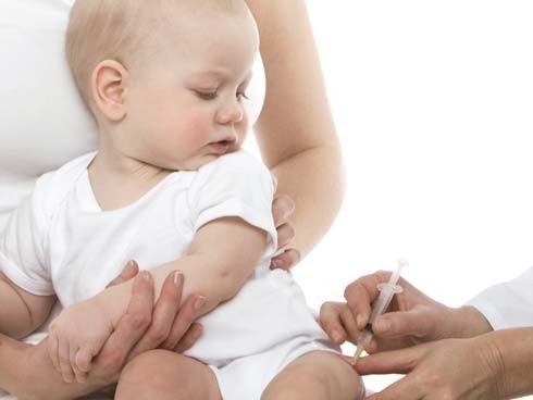 Trẻ đã được tiêm 1 hoặc 2 mũi vắc xin Quinvaxem thì sẽ được tiếp tục tiêm vắc xin ComBE Five liều tiếp theo và không phải tiêm lại từ đầu. Ảnh minh hoạ: Internet