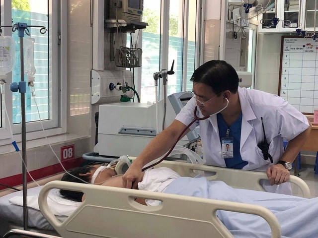Một bệnh nhân bị hôn mê do sốc nhiệt đang điều trị tại Bệnh viện Bạch Mai, Hà Nội