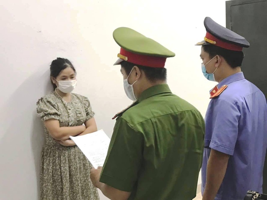 CQĐT tống đạt lệnh bắt tạm giam đối với Nguyễn Thị Thủy Tiên