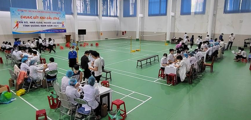 Tiêm vắc xin ngừa COVID-19 cho học sinh Trường THPT Trần Cao Vân, TP. Tam Kỳ.