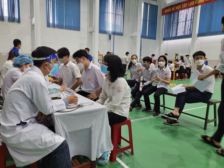 Ngành y tế Quảng Nam tiêm vắc xin ngừa COVID-19 cho học sinh.