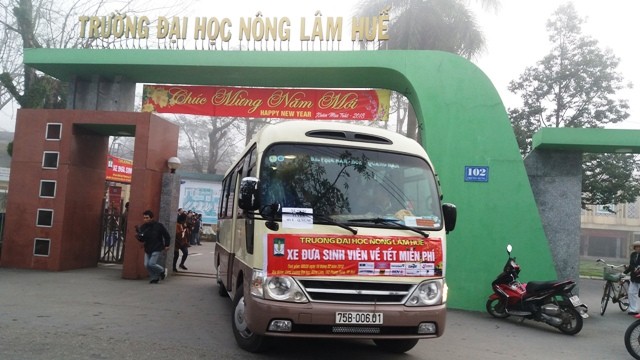 Gần 500 sinh viên được đưa đón miễn phí về tận quê xa đón Tết